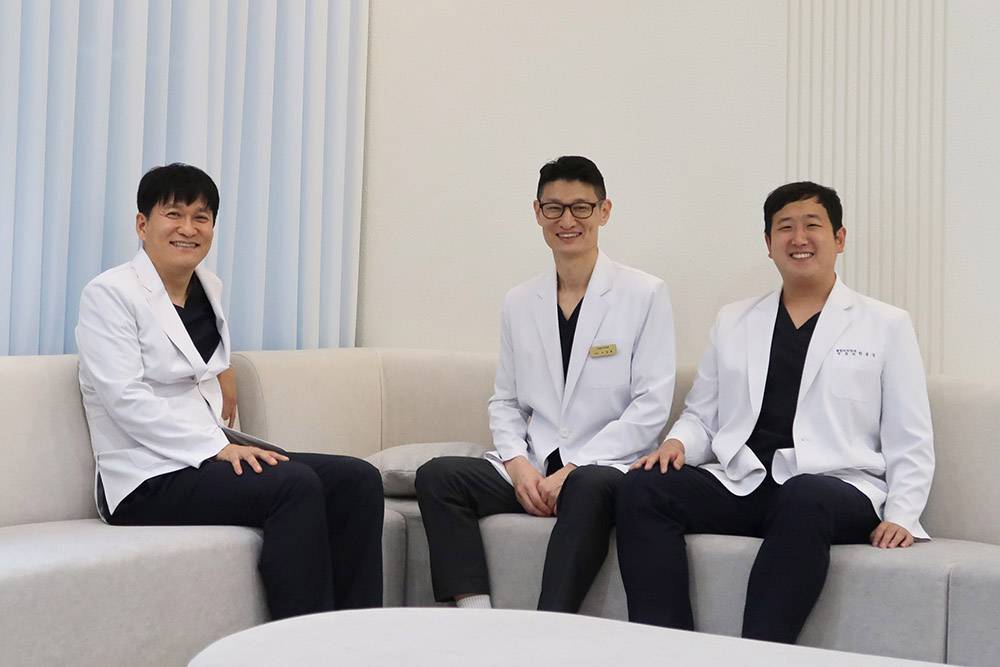 대전365센텀치과의원의 조재영 원장, 오재훈 원장, 한봉구 원장(왼쪽부터) / 출처=IT동아
